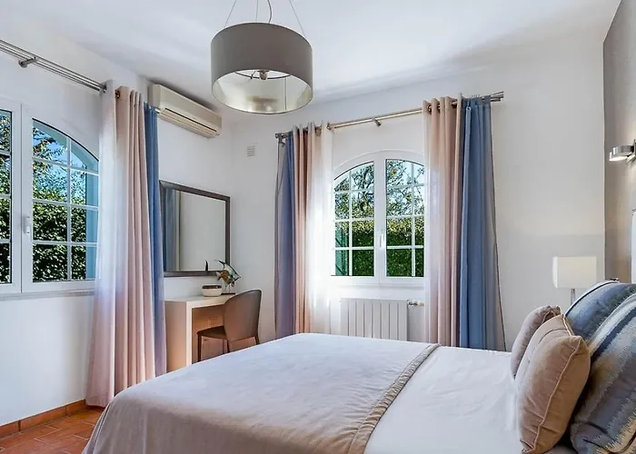 فيلة Lovely Very Private With Beautiful Gardens