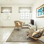Lovely Very Private With Beautiful Gardens 别墅