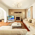 Lovely Very Private With Beautiful Gardens 别墅 *