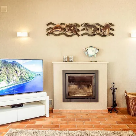 Lovely Very Private With Beautiful Gardens Villa